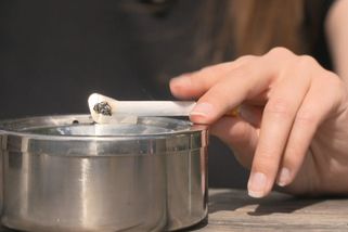 Zákaz kouření na balkonech: Lidé nařízení města porušují, hrozí jim přísné tresty